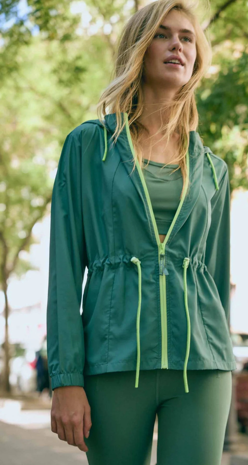 Chaqueta deportiva cortavientos verde